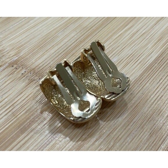 Vintage Gold-Tone Clip-On Earrings Ribbed Shrimp Dome Huggies Design Luxe - Picture 4 of 6